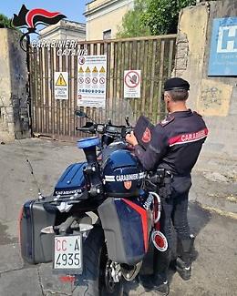 Intruso nell'ex presidio "Vittorio Emanuele" di Catania: sorpreso con forbice e martello mentre cercava di asportare ferro