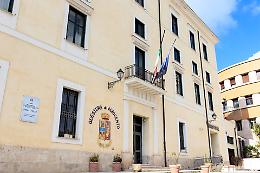 Guerra per le propriet&agrave;: donna minacciata e inseguita in auto, lei si rifugia in questura