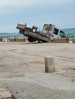 Donnalucata, il furgone della ditta che ripara i danni al lungomare rischia di finire in mare
