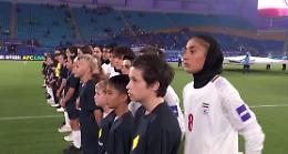 Calciatrici iraniane accusate di 'tradimento' in Australia: dal silenzio all'inno al saluto militare, paura per il rientro