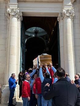 Comiso ha salutato il suo Vic&egrave;: folla commossa ai funerali di Scamporrino