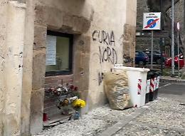 La sfida del parroco al Comune: la statua della Madonna addolorata non torner&agrave; finch&eacute; i bidoni per i rifiuti restano