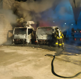 Tre mezzi in fiamme nell'azienda del marito di una consigliera comunale: sospetto atto doloso