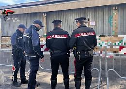 "Invasione" di suolo pubblico in viale Africa: sequestrate pedane e pensiline di un locale