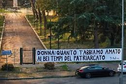 &laquo;Donna quanto t'abbiamo amato ai bei tempi del patriarcato&raquo;, lo striscione choc a Latina