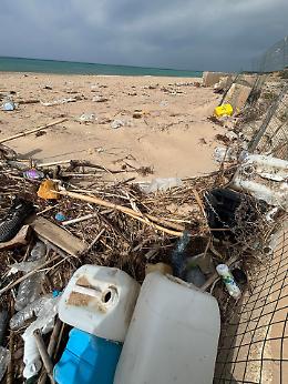 Ragusa, a Passo Marinaro un mare di rifiuti lungo la costa