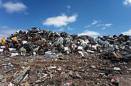 Frana nella discarica di Bantargebang, vicino a Giacarta: almeno cinque morti e quattro dispersi