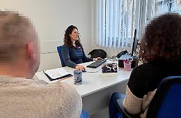 Minacciava l'ex  amante e il marito di lei con bastone e coltello: arrestato