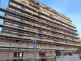 Comiso, iniziati i lavori per il rifacimento della facciata del Municipio
