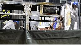 Autobus in fiamme,  la testimonianza choc: &laquo;Un uomo si &egrave; dato fuoco&raquo;. La polizia:  &laquo;Sei morti e 5 feriti&raquo;