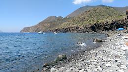 Filicudi insorge: l'impianto di dissalazione imposto senza consultare gli isolani mette a rischio la Posidonia e il sito archeologico