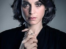 Rosa cunta e canta: Donatella Finocchiaro e la voce che trasforma il dolore