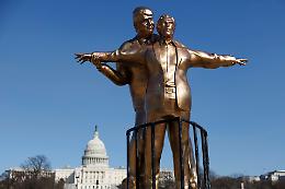 Epstein, la rivelazione shock: &laquo;Una 16enne costretta a spogliarsi e massaggiarlo mentre parlava in vivavoce con Trump&raquo;