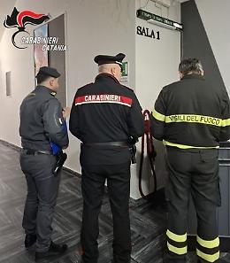 Cinema-teatro con certificato antincendio scaduto: la titolare denunciata per gravi carenze di sicurezza