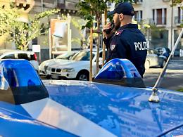 Ladra di gioielli con figlioletta al seguito: arrestata dopo inseguimento della cassiera del negozio e della Polizia