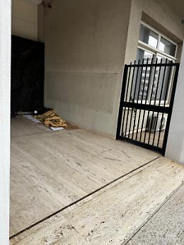 Ragusa e il clochard dinanzi al palazzo della Provincia: "Abbiamo cercato di aiutarlo, ma rifiuta la nostra ospitalit&agrave;"