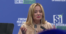 &Egrave; catanese l'uomo che ha raggiunto Giorgia Meloni sul palco lasciandola senza parole: &laquo;Aspetto le dimissioni di Mattarella&raquo;