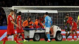 Il Napoli vince in rimonta sul Lecce, paura per Banda che si accascia con un dolore al petto