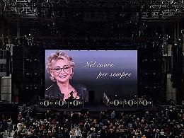 Renato Zero presente ai funerali di Enrica Bonaccorti con un messaggio: &laquo;Lascer&ograve; sempre quella porta aperta&raquo;