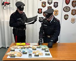 Coppia spaccia e l'anziana zia nasconde i soldi: due arresti e una denuncia per favoreggiamento