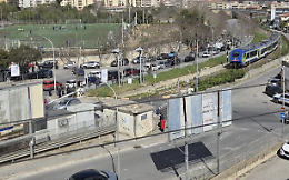 Auto incastrata tra le sbarre in via Paestum a Ragusa mentre passa il treno: attimi di terrore
