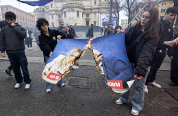 Roma, il "no sociale" in piazza: in fiamme cartelloni di Meloni, Nordio e Trump