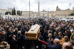 Funerali Enrica Bonaccorti, "Il cielo" di Renato Zero all'uscita della chiesa tra lacrime e commozione