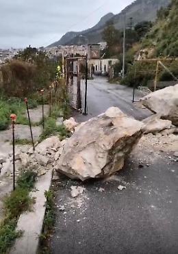 Allarme sicurezza del costone: masso si stacca dalla falesia e chiude l'accesso al porto