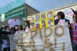 "Cuore bruciato", solidariet&agrave; al cardichirurgo che oper&ograve; Domenico: genitori esibiscono le foto dei bimbi salvati 