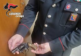 Sequestrata una pistola tenuta in un garage: indagini sul misterioso ritrovamento