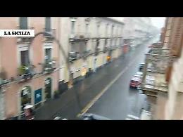 Allagamenti a Catania per il maltempo: via Etnea e piazza Carlo Alberto travolte dalla pioggia