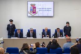 Martellate sulla schiena, estorsioni e corpi denudati: tutte le accuse shock per Cinturrino e altri due poliziotti