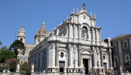 Mille anni fa i normanni la costruirono. Il terremoto la distrusse. Catania la rimise in piedi