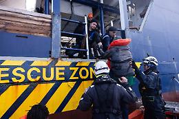 Sea Watch5 con 94 persone a bordo destinata a Marina di Cararra: solo i pi&ugrave; fragili fatti scendere a Lampedusa