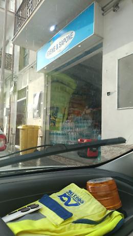 Tenta di dare fuoco a un negozio, bloccato un migrante nel cuore di Vittoria