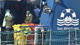 Migranti, il Tribunale dei minori ordina lo sbarco in Sicilia: Sea Watch vince il ricorso