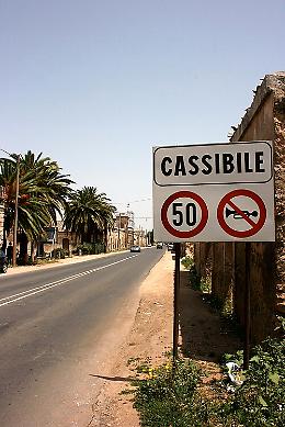 Sparano da un'auto su un uomo a piedi, lui prova a rispondere al fuoco: tre arresti a Siracusa