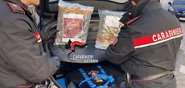 Spaccio di sostanze stupefacenti, girava con 2,2 chili di marijuana nelle buste della spesa: arrestato un 36enne