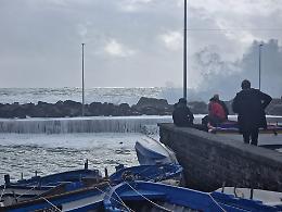 Allerta meteo, i sindaci come le mamme: le decisioni si prendono in chat. &laquo;Se &egrave; arancione chiudiamo&raquo;
