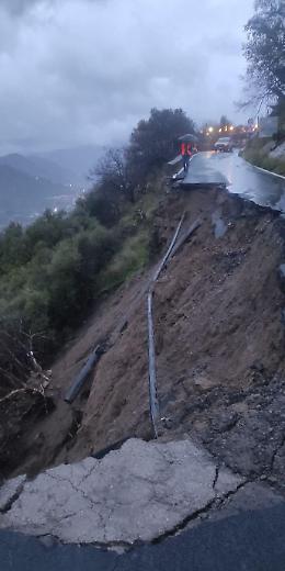 Maltempo nel Messinese: cede il muro contenitivo e crolla la strada provinciale 6 a Motta Camastra