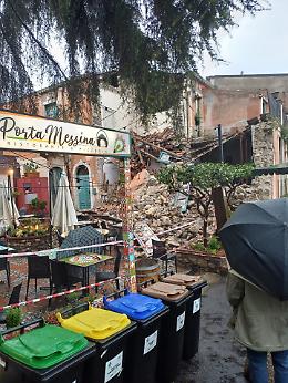 Paura a Taormina, crolla un'abitazione in via San Pancrazio: era disabitata, strada transennata e vigili sul posto