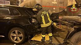 Il luccichio sull'asfalto, il freno che non risponde, poi il boato: come 80 veicoli si sono schiantati in galleria sulla A20