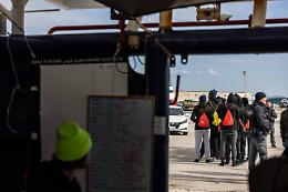 Sea Watch, sbarcati a Trapani i 57 naufraghi rimasti a bordo: per il governo sarebbero dovuti arrivare mille km pi&ugrave; a Nord