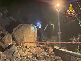 Il maltempo flagella ancora il Messinese: frana e paura a Savoca, furgone travolto