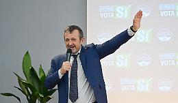 La foto che inguaia Andrea Delmastro abbracciato a Mauro Caroccia: perch&eacute; la presenza del sottosegretario nel Governo potrebbe essere al capolinea