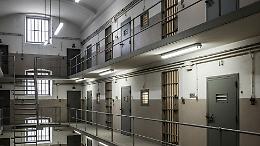 Mascella spaccata e testate ad Augusta: la Polizia Penitenziaria nel mirino