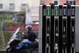 Guerra e caro carburanti, gi&agrave; attivo da oggi il "taglio" di 25 centesimi per gasolio e benzina