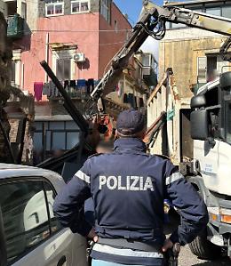 Maxi controllo a San Cristoforo: quartiere cinturato dagli agenti, multati ambulanti e demoliti manufatti abusivi