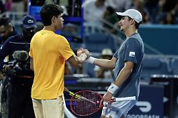 Carlos Alcaraz liquida Joao Fonseca e vola al terzo turno del Masters 1000 di Miami: fuori Cobolli e Arnaldi 
