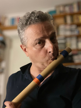 Sogni di droni: il sleep concert di Gianni Gebbia tra bansuri, sax ed elettronica